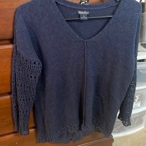 Like new opennweave swester. Pretty buttons on back